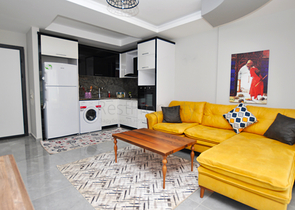 ضمن مجمع سكني حديث - غرفة نوم وصالة مؤثثة في مهموتلار