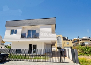 مبنى للبيع في لارا كوندو