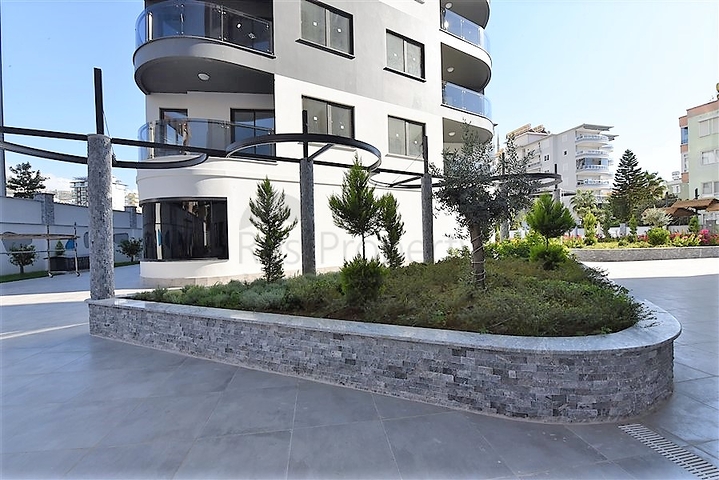 مجمع قيد الانشاء باطلالة بحرية خلابة في مركز الانيا 