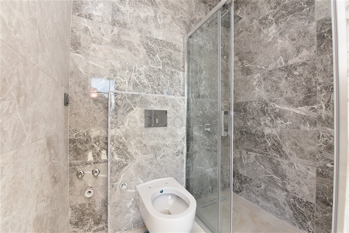 مجمع قيد الانشاء باطلالة بحرية خلابة في مركز الانيا 