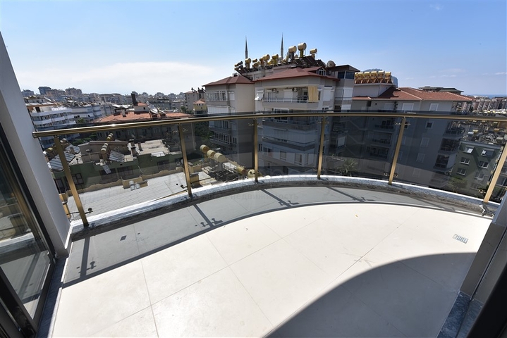 مجمع قيد الانشاء باطلالة بحرية خلابة في مركز الانيا 