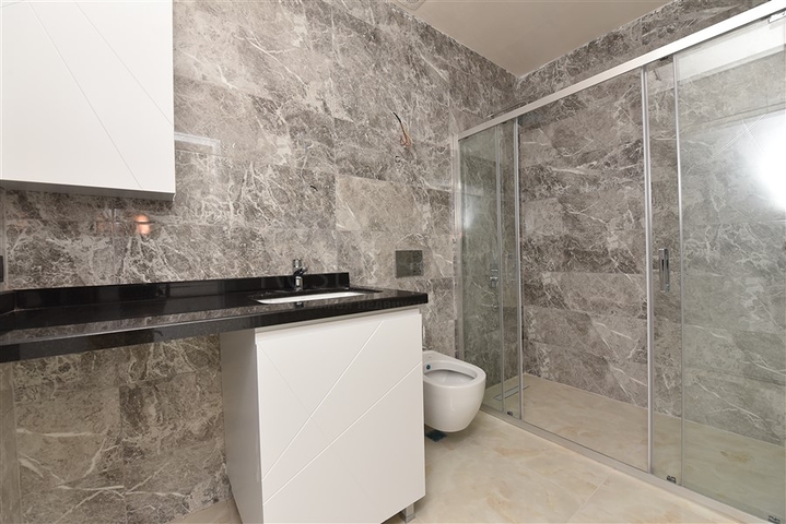 مجمع قيد الانشاء باطلالة بحرية خلابة في مركز الانيا 