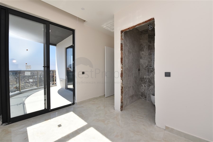 مجمع قيد الانشاء باطلالة بحرية خلابة في مركز الانيا 