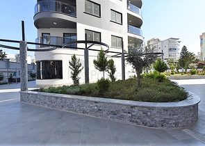 مجمع قيد الانشاء باطلالة بحرية خلابة في مركز الانيا 