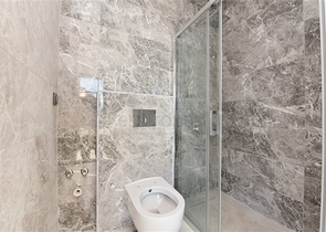 مجمع قيد الانشاء باطلالة بحرية خلابة في مركز الانيا 