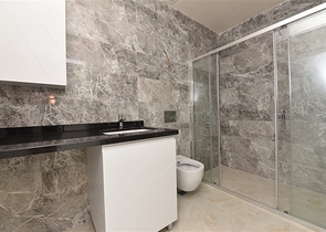 مجمع قيد الانشاء باطلالة بحرية خلابة في مركز الانيا 