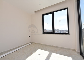 مجمع قيد الانشاء باطلالة بحرية خلابة في مركز الانيا 