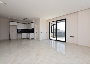 مجمع قيد الانشاء باطلالة بحرية خلابة في مركز الانيا 