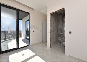 مجمع قيد الانشاء باطلالة بحرية خلابة في مركز الانيا 