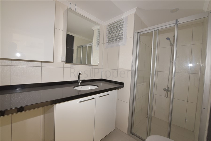 شقة للبيع في الانيا - من تصميم غرفة نوم وصالة ضمن مجمع سكني في مهموتلار 