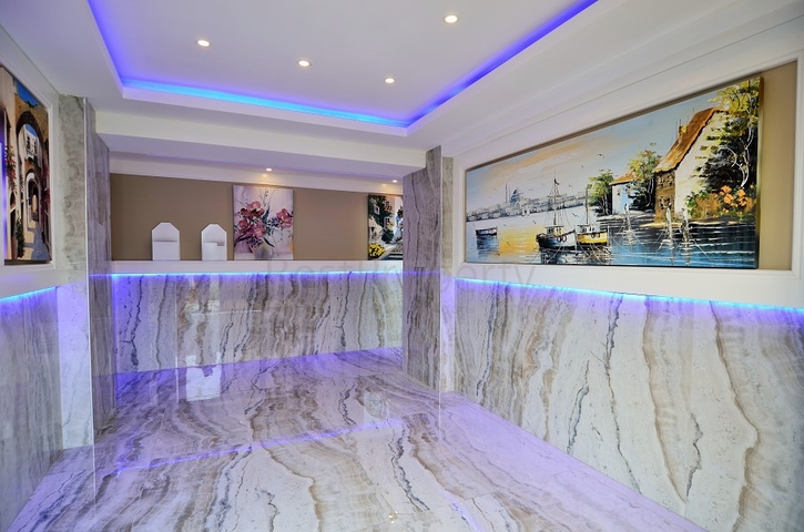 شقة للبيع في الانيا - من تصميم غرفة نوم وصالة ضمن مجمع سكني في مهموتلار 