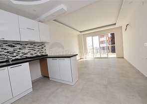 شقة للبيع في الانيا - من تصميم غرفة نوم وصالة ضمن مجمع سكني في مهموتلار 