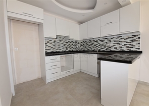 شقة للبيع في الانيا - من تصميم غرفة نوم وصالة ضمن مجمع سكني في مهموتلار 