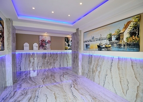 شقة للبيع في الانيا - من تصميم غرفة نوم وصالة ضمن مجمع سكني في مهموتلار 