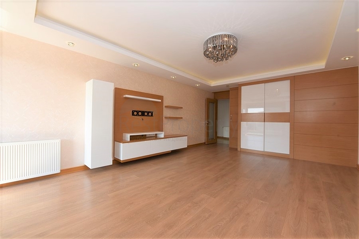 لعشاق الفخامة والتميز - شقة من تصميم خمس غرف وصالة قي منطقة جيكجلي الراقية 