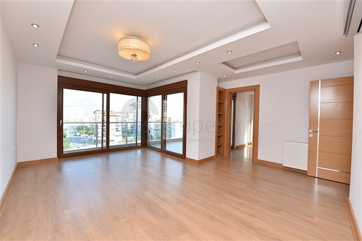 لعشاق الفخامة والتميز - شقة من تصميم خمس غرف وصالة قي منطقة جيكجلي الراقية 