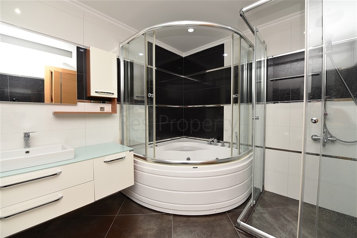 لعشاق الفخامة والتميز - شقة من تصميم خمس غرف وصالة قي منطقة جيكجلي الراقية 