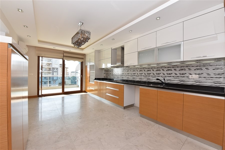 لعشاق الفخامة والتميز - شقة من تصميم خمس غرف وصالة قي منطقة جيكجلي الراقية 