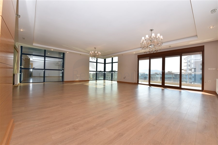 لعشاق الفخامة والتميز - شقة من تصميم خمس غرف وصالة قي منطقة جيكجلي الراقية 