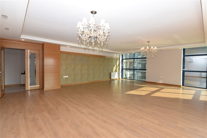 لعشاق الفخامة والتميز - شقة من تصميم خمس غرف وصالة قي منطقة جيكجلي الراقية 