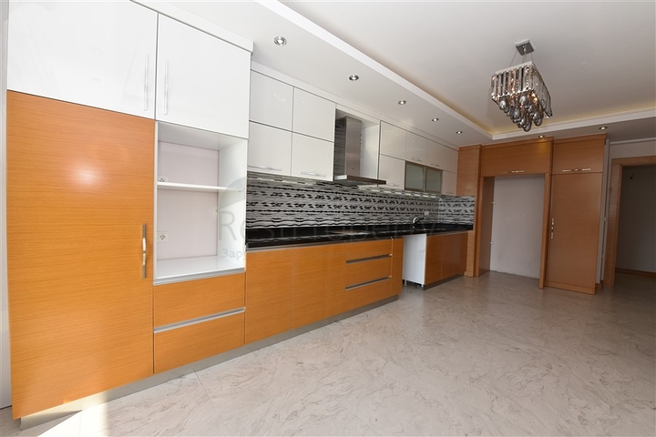 لعشاق الفخامة والتميز - شقة من تصميم خمس غرف وصالة قي منطقة جيكجلي الراقية 