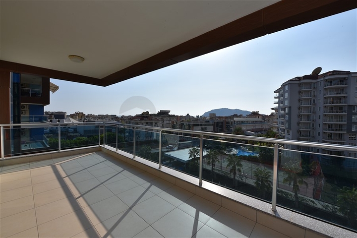 لعشاق الفخامة والتميز - شقة من تصميم خمس غرف وصالة قي منطقة جيكجلي الراقية 