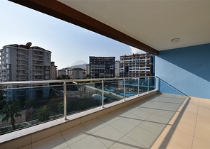 لعشاق الفخامة والتميز - شقة من تصميم خمس غرف وصالة قي منطقة جيكجلي الراقية 