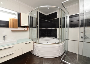 لعشاق الفخامة والتميز - شقة من تصميم خمس غرف وصالة قي منطقة جيكجلي الراقية 