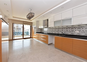 لعشاق الفخامة والتميز - شقة من تصميم خمس غرف وصالة قي منطقة جيكجلي الراقية 