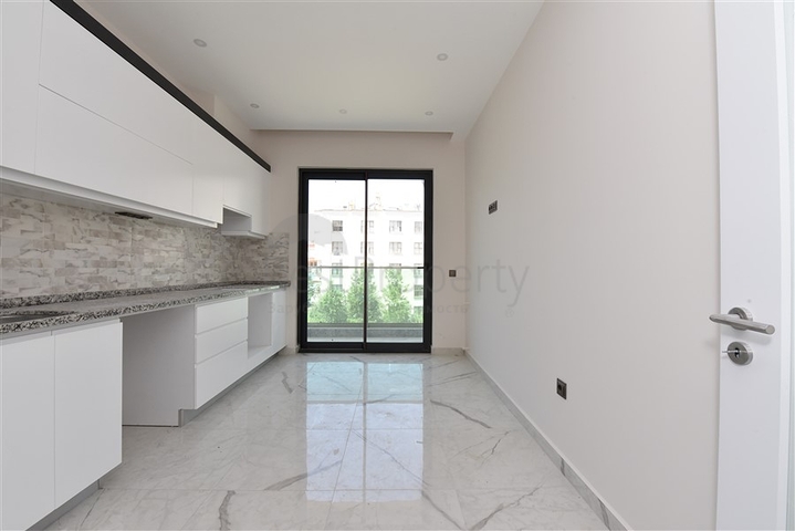 شقة غرفتين وصالة ومطبخ منفصل -ضمن مجمع سكني حديث في مركز الانيا 