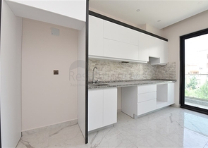 شقة غرفتين وصالة ومطبخ منفصل -ضمن مجمع سكني حديث في مركز الانيا 