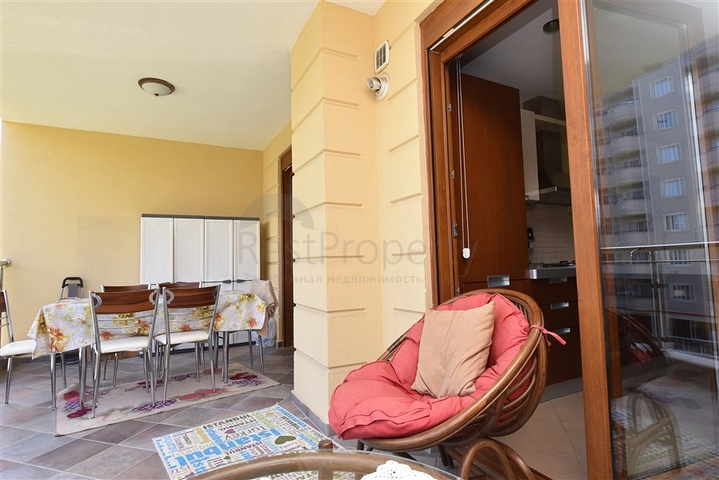 في مركز الانيا وضمن مجمع اول صف على البحر -شقة بتصميم ثلاث  غرف وصالة 