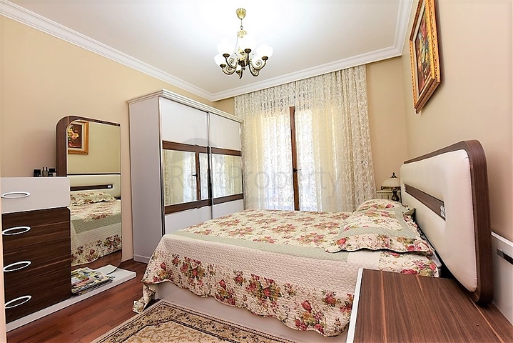 في مركز الانيا وضمن مجمع اول صف على البحر -شقة بتصميم ثلاث  غرف وصالة 