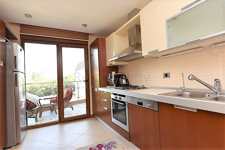 في مركز الانيا وضمن مجمع اول صف على البحر -شقة بتصميم ثلاث  غرف وصالة 