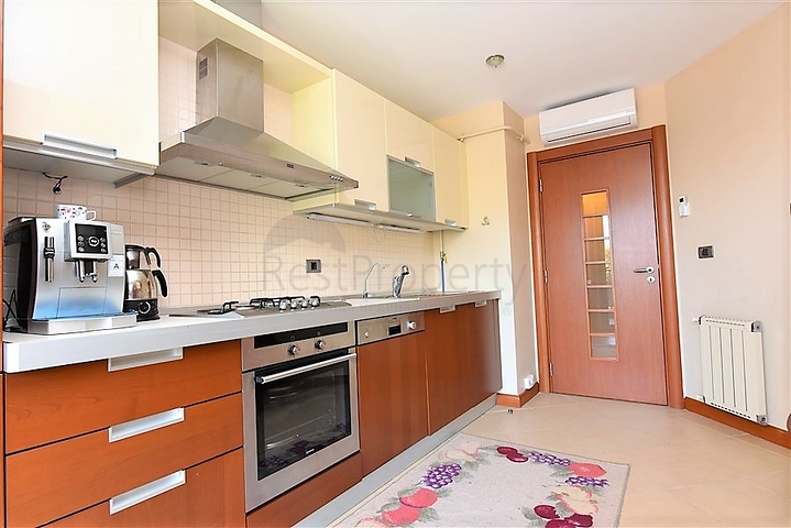 في مركز الانيا وضمن مجمع اول صف على البحر -شقة بتصميم ثلاث  غرف وصالة 