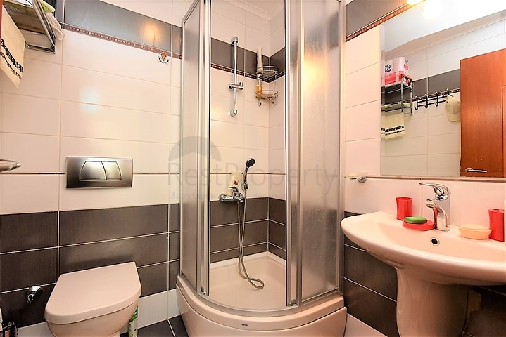 في مركز الانيا وضمن مجمع اول صف على البحر -شقة بتصميم ثلاث  غرف وصالة 