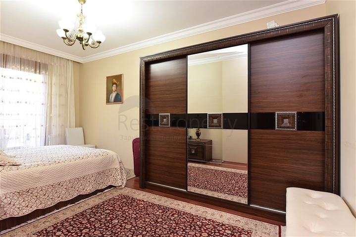 في مركز الانيا وضمن مجمع اول صف على البحر -شقة بتصميم ثلاث  غرف وصالة 