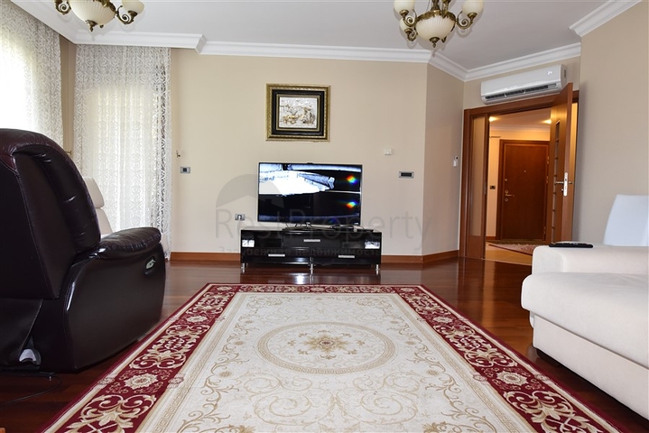 في مركز الانيا وضمن مجمع اول صف على البحر -شقة بتصميم ثلاث  غرف وصالة 