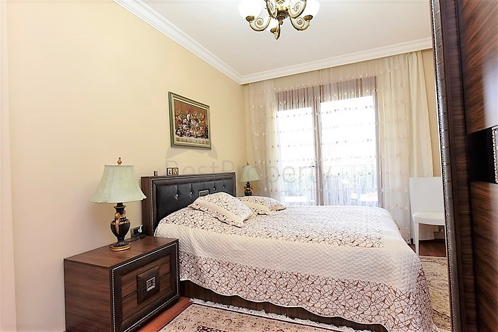 في مركز الانيا وضمن مجمع اول صف على البحر -شقة بتصميم ثلاث  غرف وصالة 