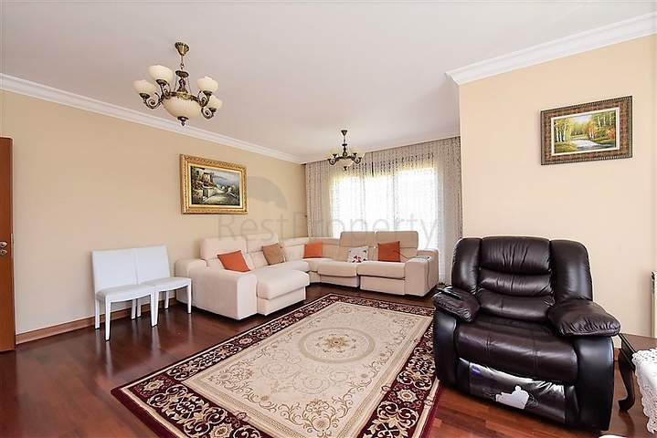 في مركز الانيا وضمن مجمع اول صف على البحر -شقة بتصميم ثلاث  غرف وصالة 