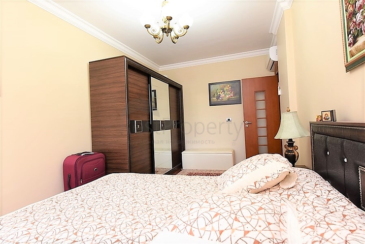 في مركز الانيا وضمن مجمع اول صف على البحر -شقة بتصميم ثلاث  غرف وصالة 