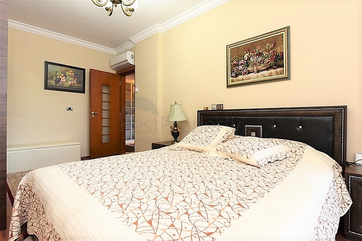 في مركز الانيا وضمن مجمع اول صف على البحر -شقة بتصميم ثلاث  غرف وصالة 