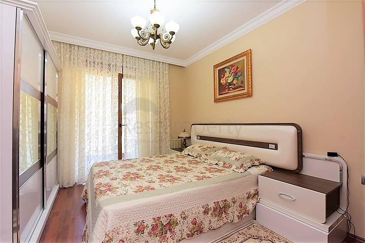 في مركز الانيا وضمن مجمع اول صف على البحر -شقة بتصميم ثلاث  غرف وصالة 