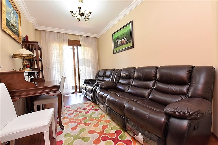 في مركز الانيا وضمن مجمع اول صف على البحر -شقة بتصميم ثلاث  غرف وصالة 