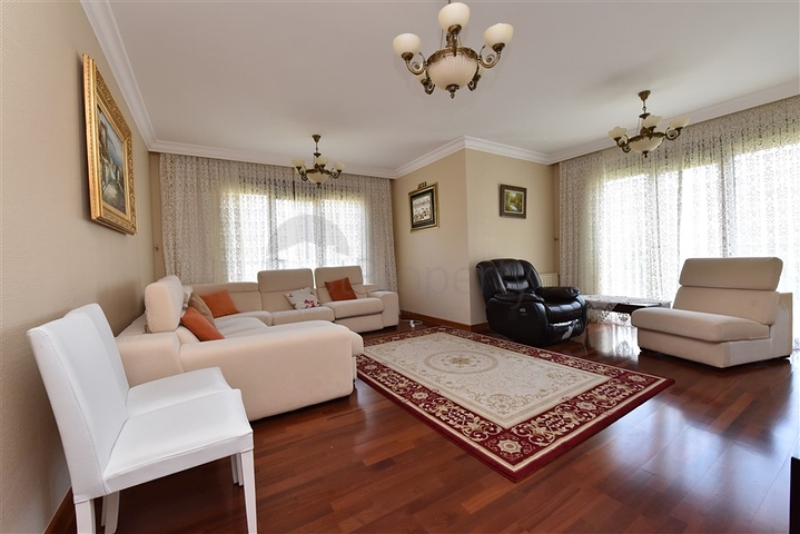 في مركز الانيا وضمن مجمع اول صف على البحر -شقة بتصميم ثلاث  غرف وصالة 