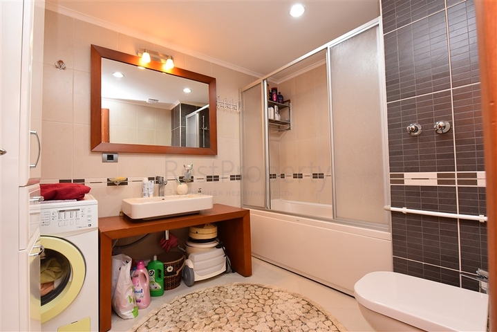 في مركز الانيا وضمن مجمع اول صف على البحر -شقة بتصميم ثلاث  غرف وصالة 