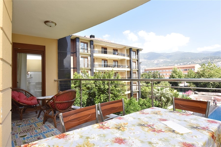 في مركز الانيا وضمن مجمع اول صف على البحر -شقة بتصميم ثلاث  غرف وصالة 