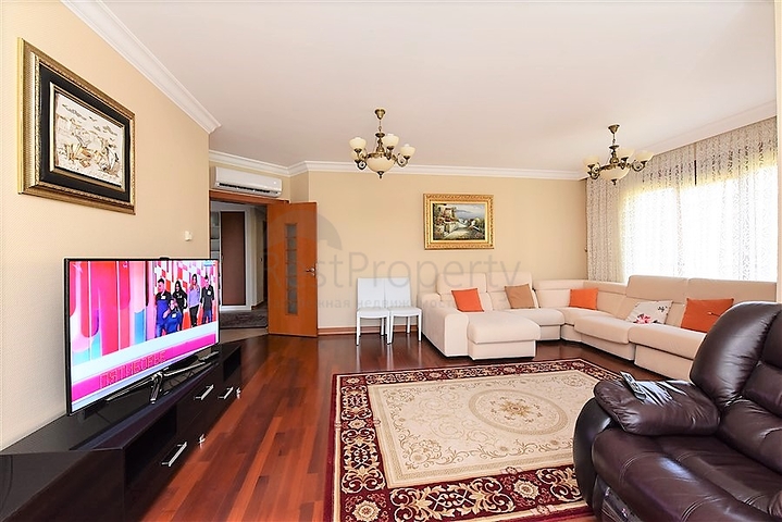 في مركز الانيا وضمن مجمع اول صف على البحر -شقة بتصميم ثلاث  غرف وصالة 