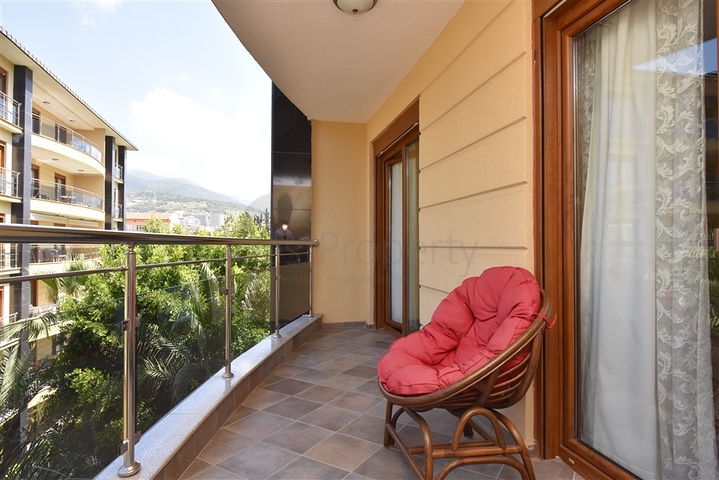 في مركز الانيا وضمن مجمع اول صف على البحر -شقة بتصميم ثلاث  غرف وصالة 