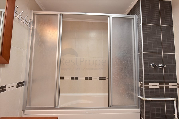 في مركز الانيا وضمن مجمع اول صف على البحر -شقة بتصميم ثلاث  غرف وصالة 